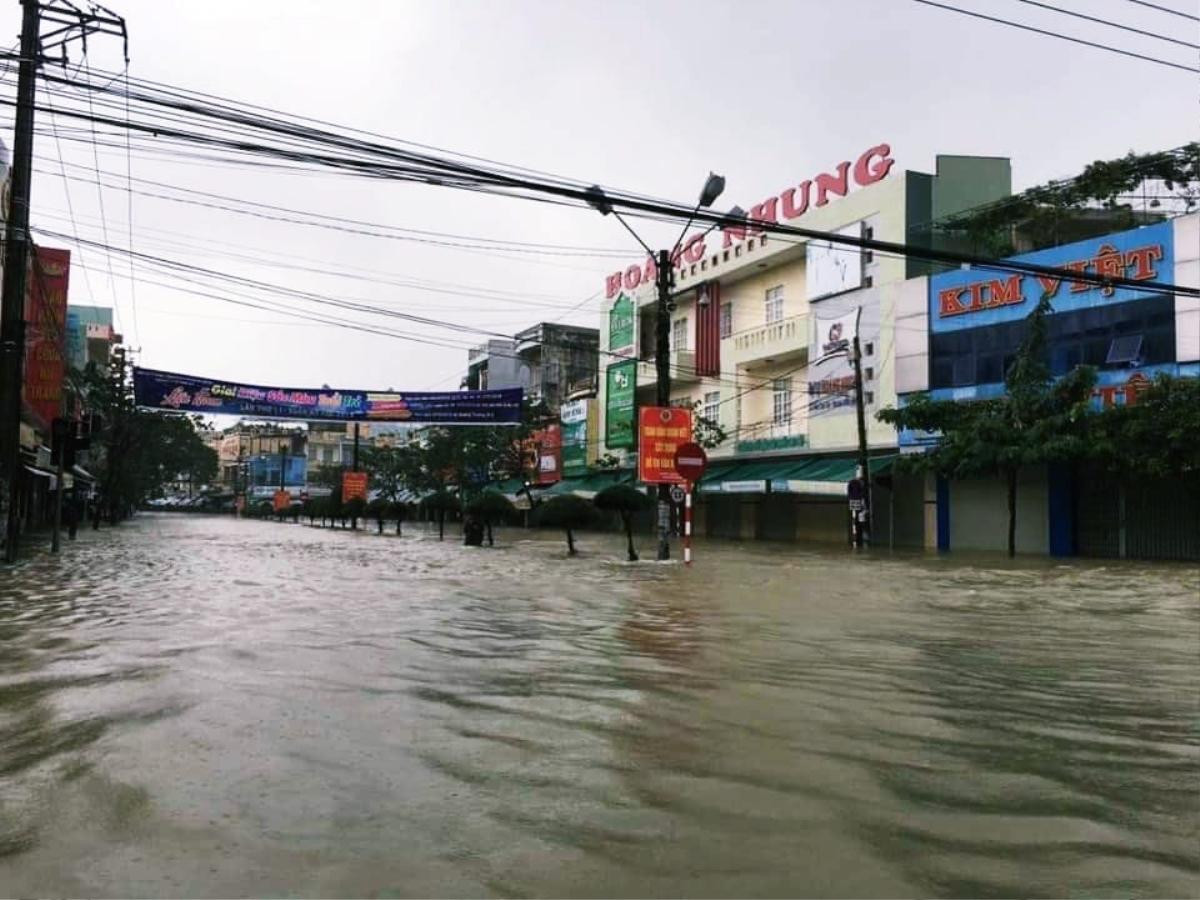 Một ngày sau trận mưa dữ, người dân Quảng Nam phải vật lộn trong cơn lũ cao hơn 1m Ảnh 3