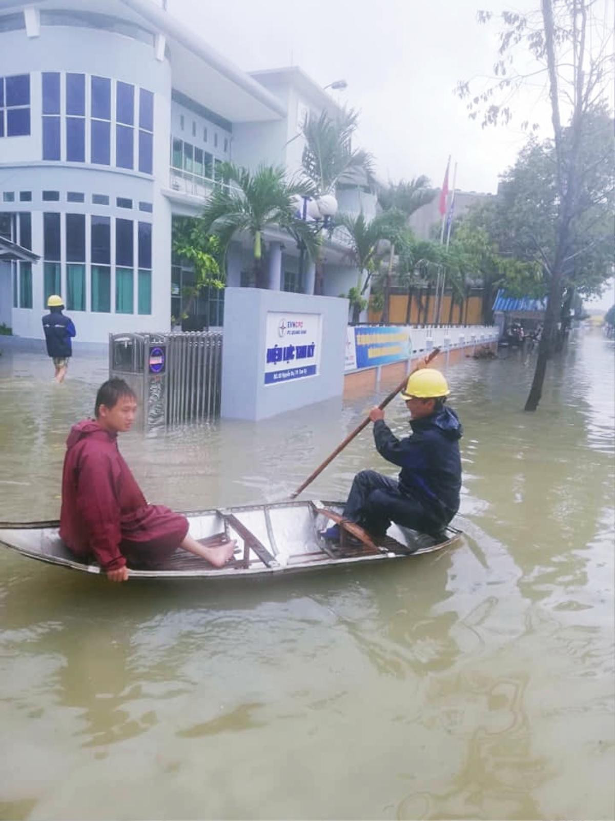 Một ngày sau trận mưa dữ, người dân Quảng Nam phải vật lộn trong cơn lũ cao hơn 1m Ảnh 13