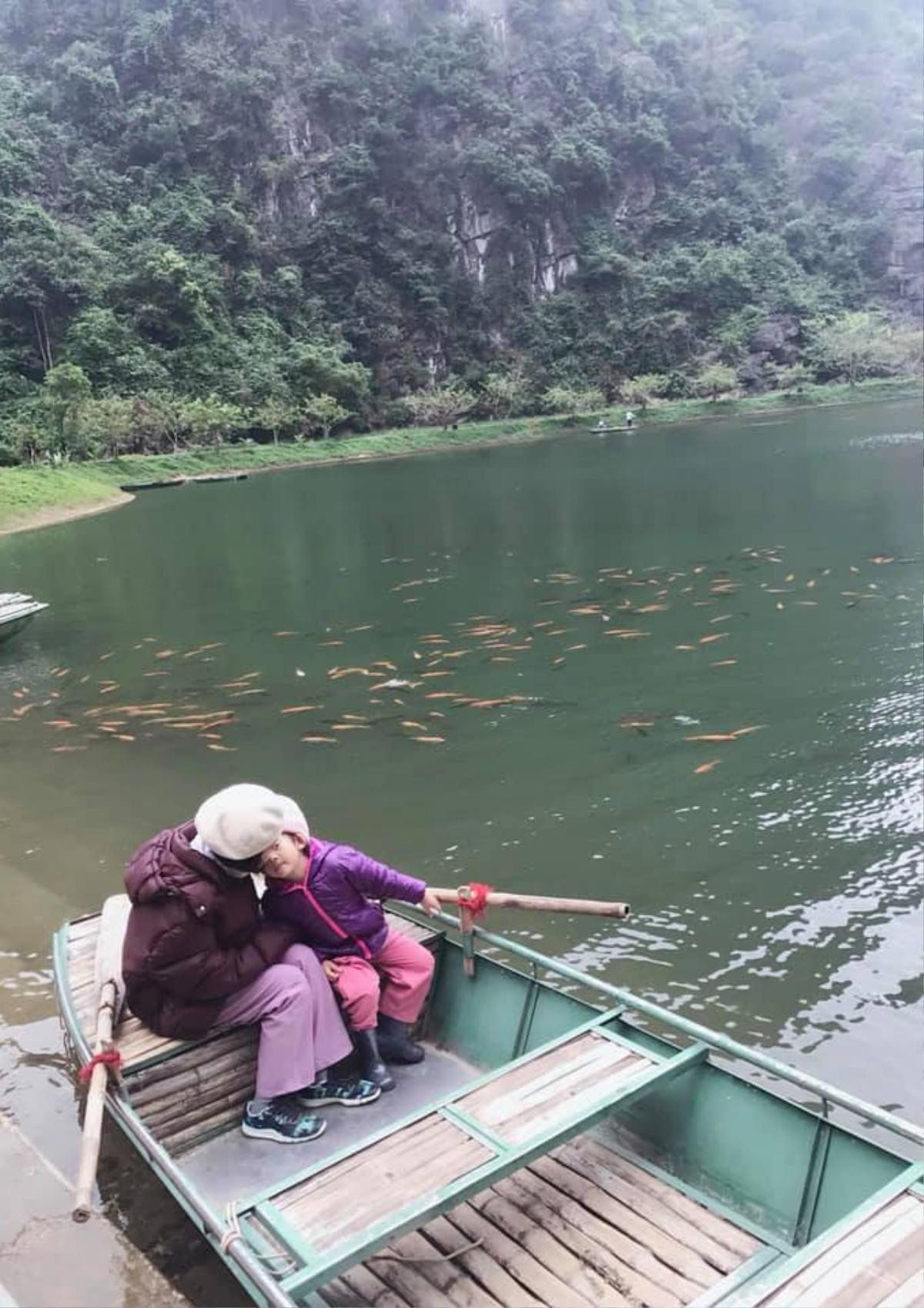 Xúc động trước hình ảnh con gái Mai Phương cúi gập người trước Đức Phật xin cho mẹ qua khỏi căn bệnh ung thư Ảnh 3