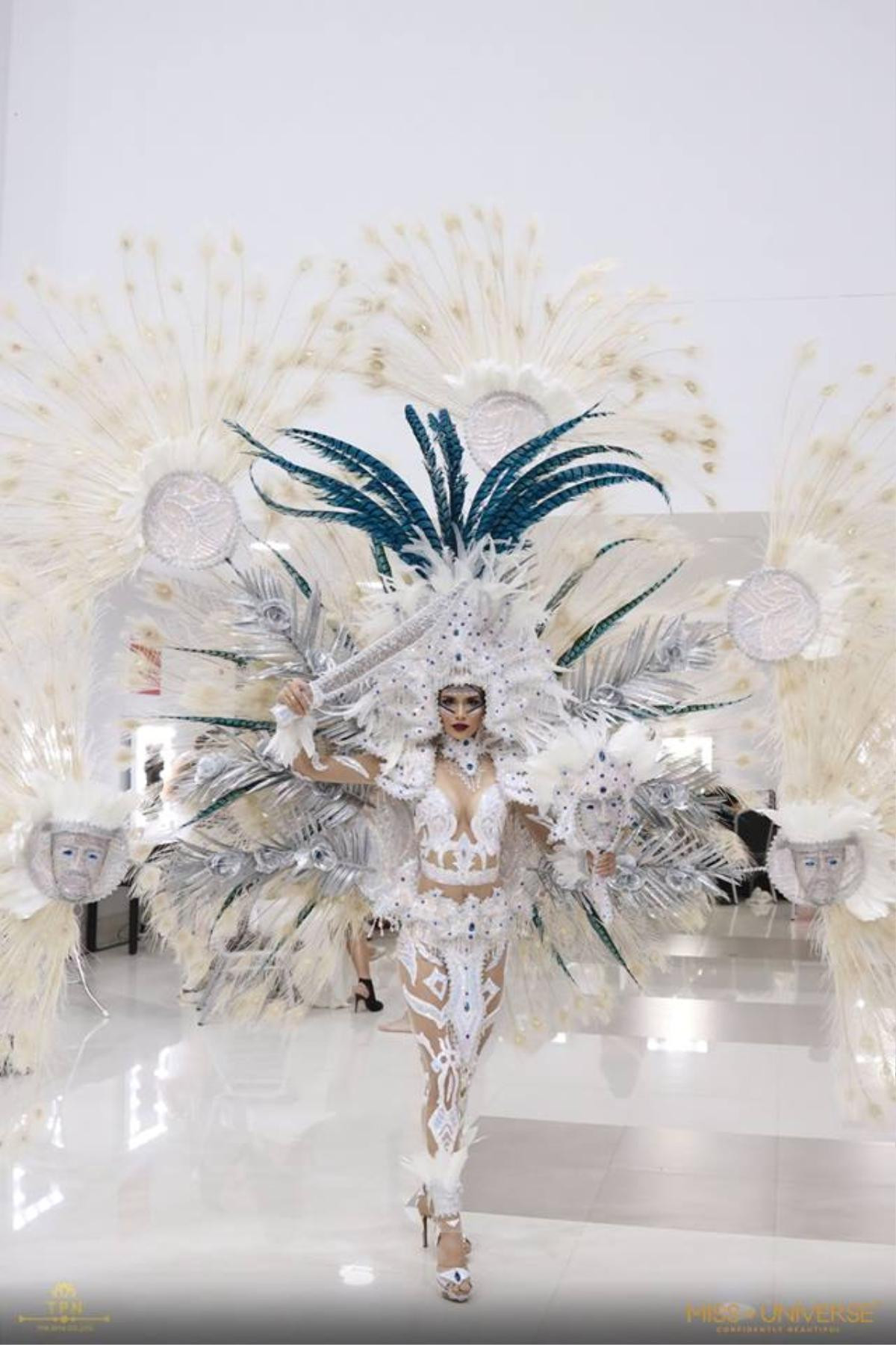 National Costume Miss Universe 2018: Khi Hoa hậu mang ‘đặc sản’ lên sân khấu trình diễn Ảnh 14