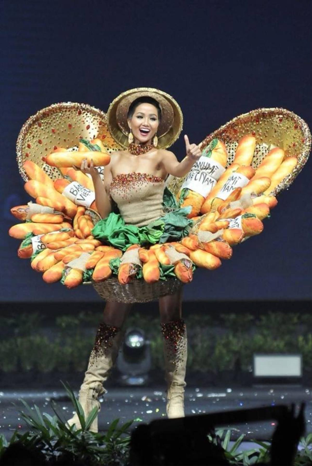 Tin vui cho fan Việt, Bánh Mì lọt Top 15 tranh giải Best National Costume Ảnh 1