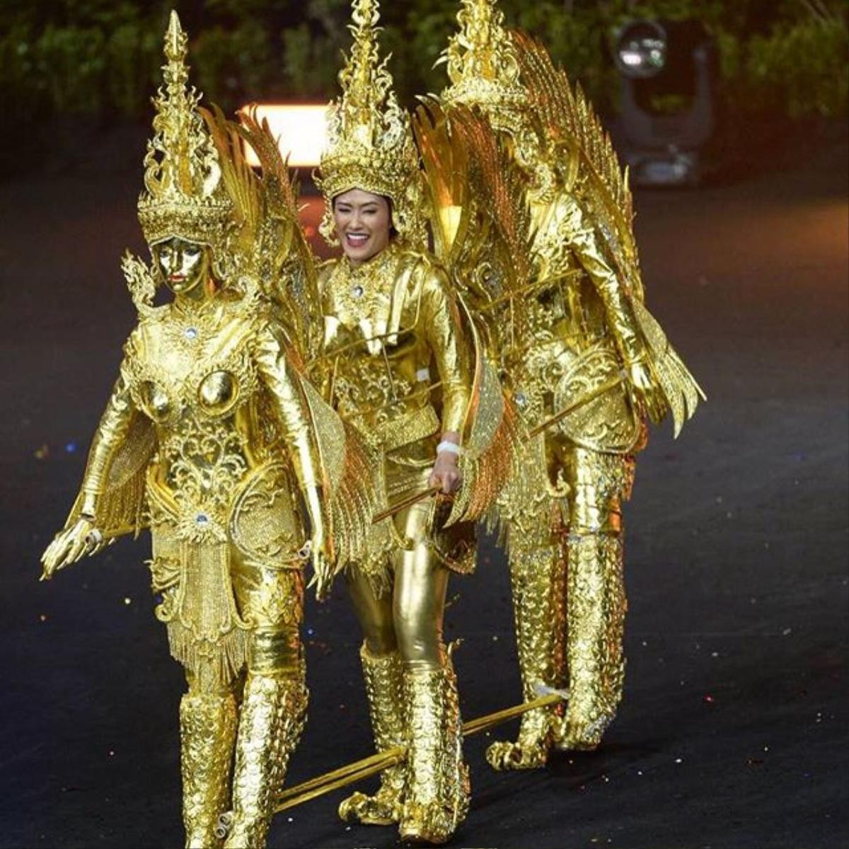 Tin vui cho fan Việt, Bánh Mì lọt Top 15 tranh giải Best National Costume Ảnh 11