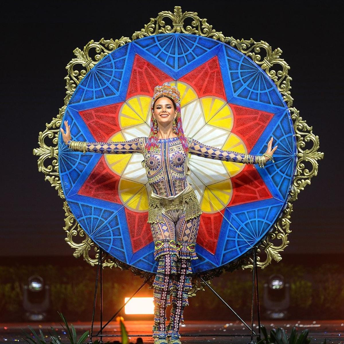 Tin vui cho fan Việt, Bánh Mì lọt Top 15 tranh giải Best National Costume Ảnh 4