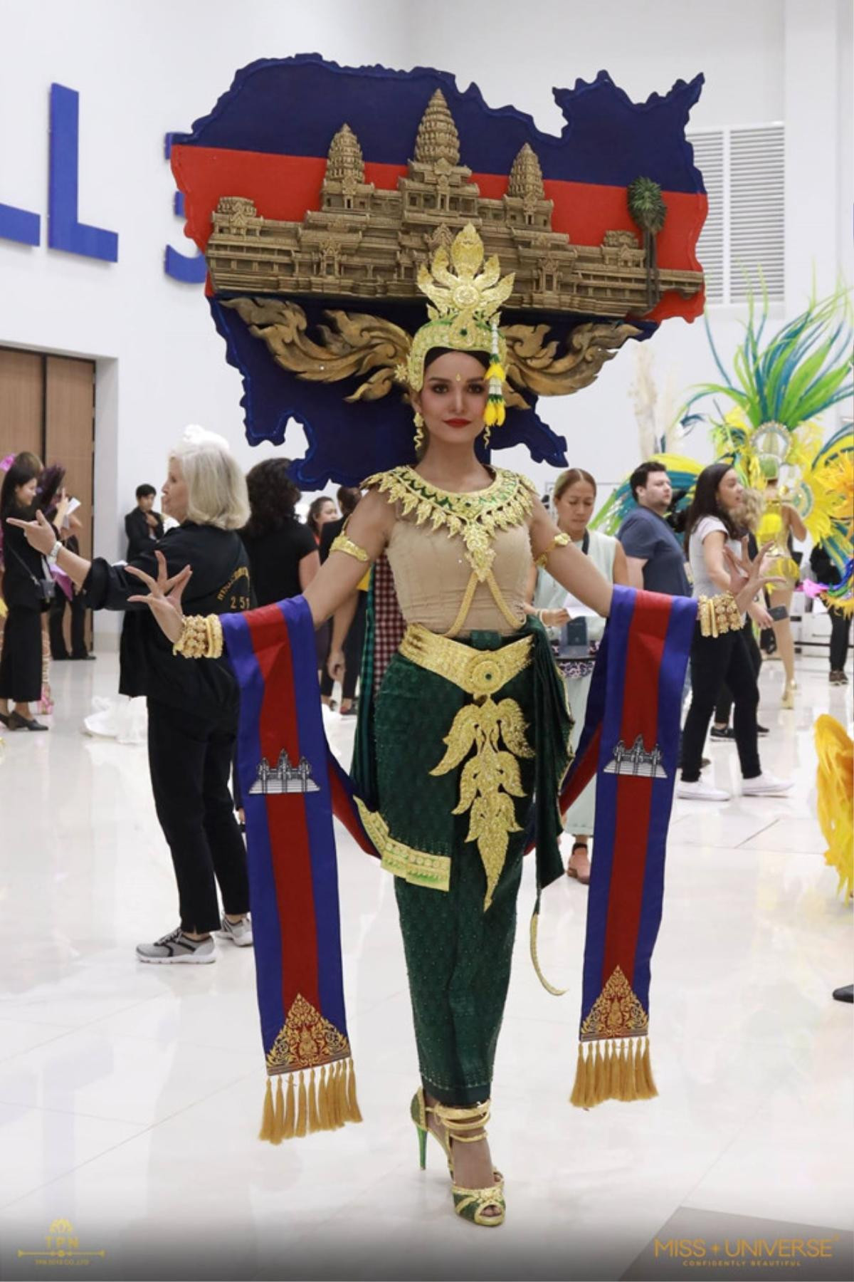 Tin vui cho fan Việt, Bánh Mì lọt Top 15 tranh giải Best National Costume Ảnh 17