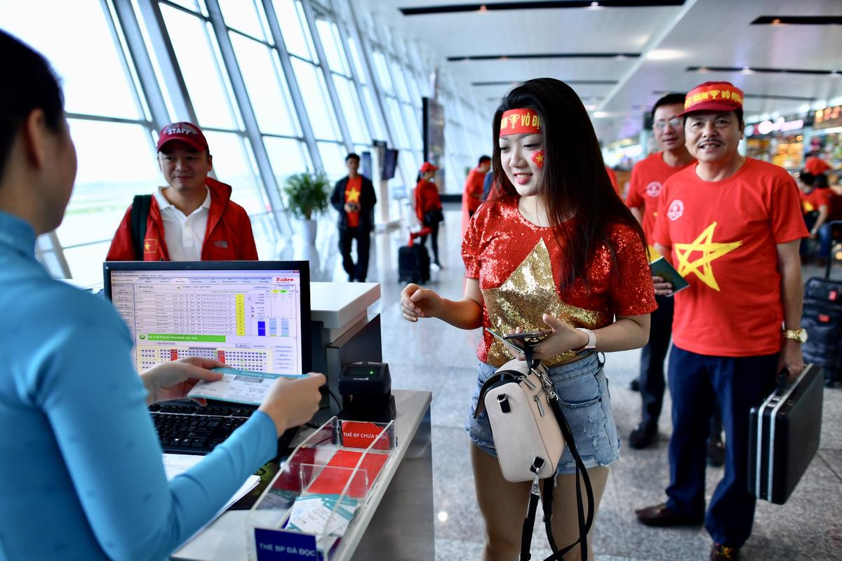 Hàng nghìn cổ động viên Việt Nam lên đường sang Malaysia cổ vũ thầy trò HLV Park Hang-seo Ảnh 10