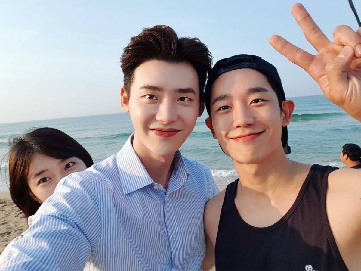 Lee Jong Suk gửi xe cà phê ủng hộ phim mới của Jung Hae In và Kim Go Eun Ảnh 6