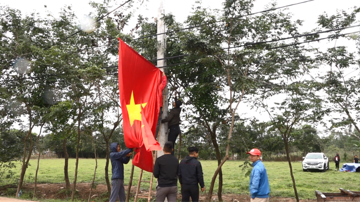 Gia đình Quang Hải lắp màn hình khủng ngoài sân bóng cổ vũ ĐT Việt Nam Ảnh 4