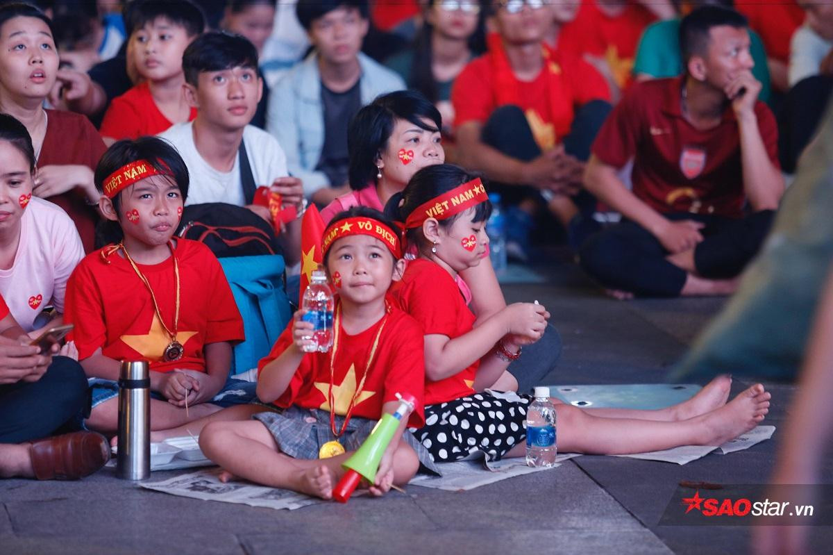 Cũng cờ áo và kèn trống, các cổ động viên nhí gây thu hút khi theo chân cha mẹ đi cổ vũ cho ĐT Việt Nam Ảnh 1