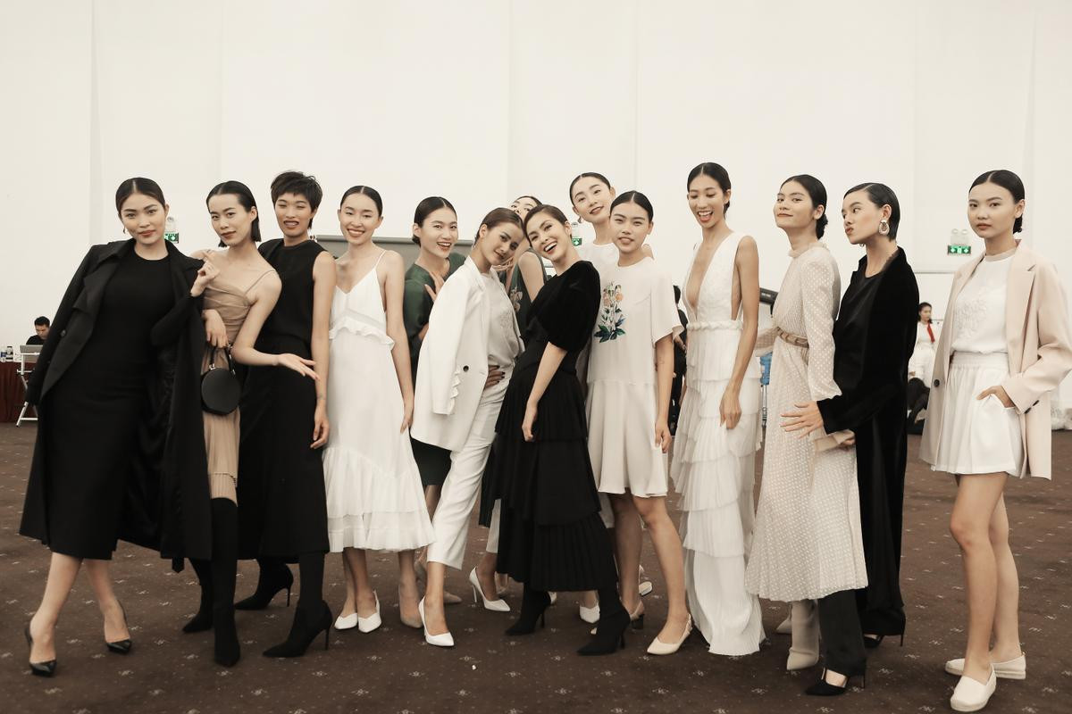 Làm NTK nhưng Tăng Thanh Hà vẫn xúng xính catwalk cùng dàn mẫu trong hậu trường Ảnh 9