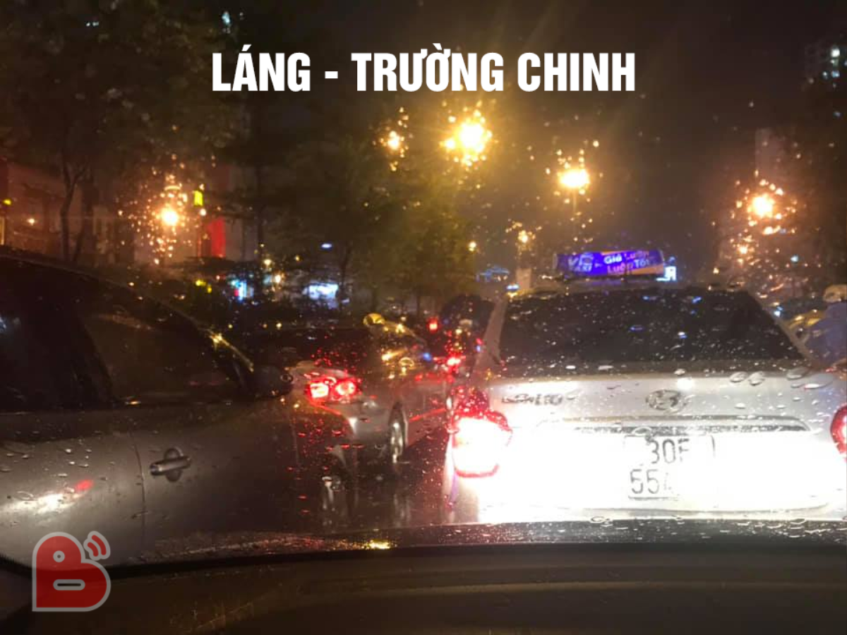 Hàng nghìn người dân Thủ đô bất lực chôn chân dưới mưa rét 9 độ C, không về nổi nhà vì tắc đường Ảnh 7