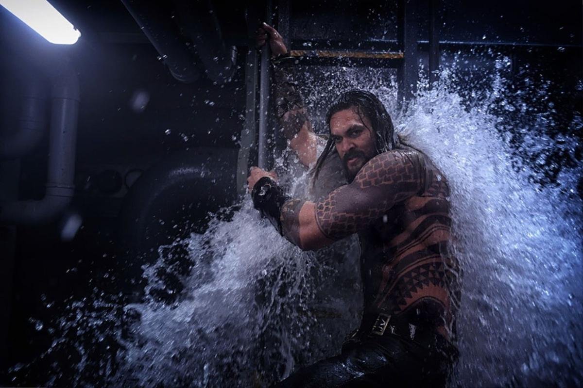 Minh Tú 'đốt mắt' bởi áo ren xuyên thấu kết hợp với phong cách menswear tại họp báo phim 'Aquaman' Ảnh 1