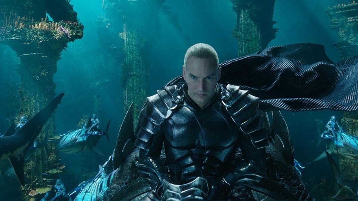 Minh Tú 'đốt mắt' bởi áo ren xuyên thấu kết hợp với phong cách menswear tại họp báo phim 'Aquaman' Ảnh 2