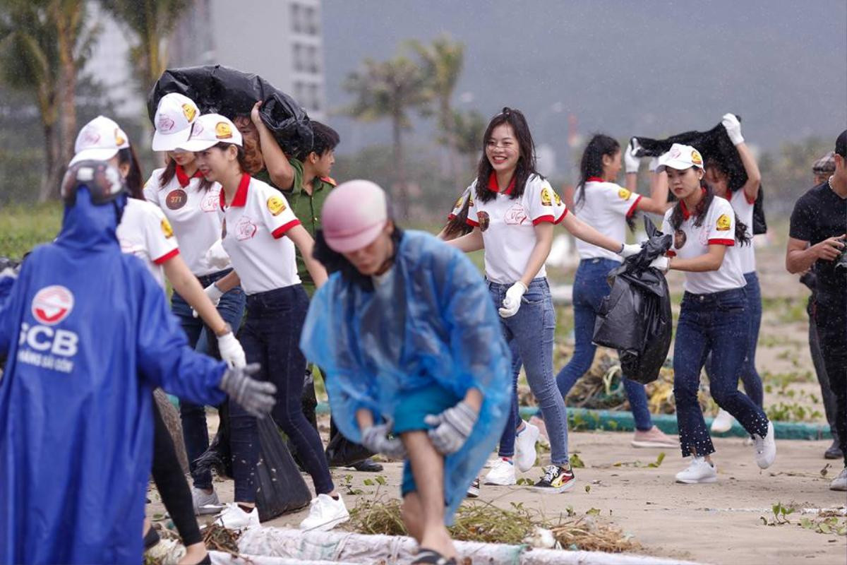 Thí sinh Hoa khôi sinh viên Việt Nam đội mưa dọn rác bờ biển Đà Nẵng sau ngập lụt lịch sử Ảnh 4