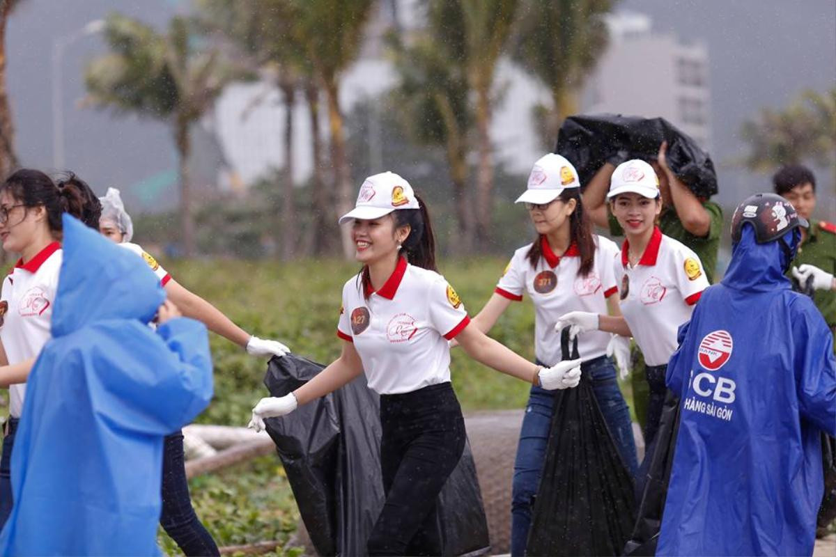 Thí sinh Hoa khôi sinh viên Việt Nam đội mưa dọn rác bờ biển Đà Nẵng sau ngập lụt lịch sử Ảnh 6