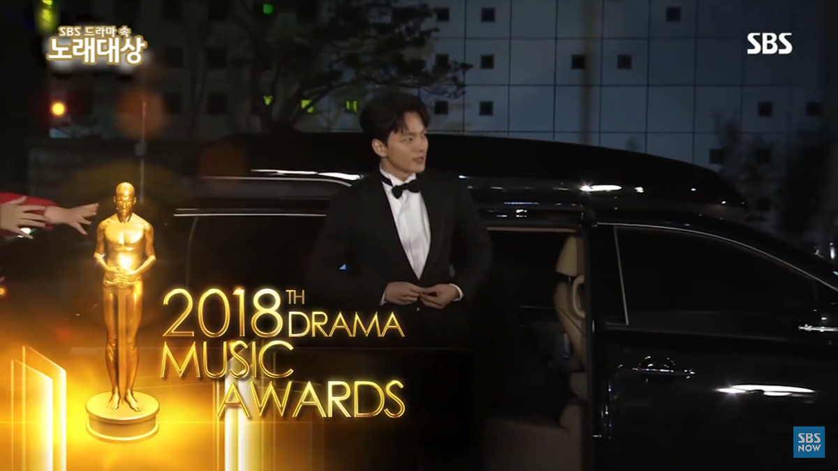 SBS Drama Music Awards 2018: Phản ứng của Lee Jong Suk, Ji Sung khi nghe Jang Nara, Shin Hye Sun - Lee Min Jung hát Ảnh 1