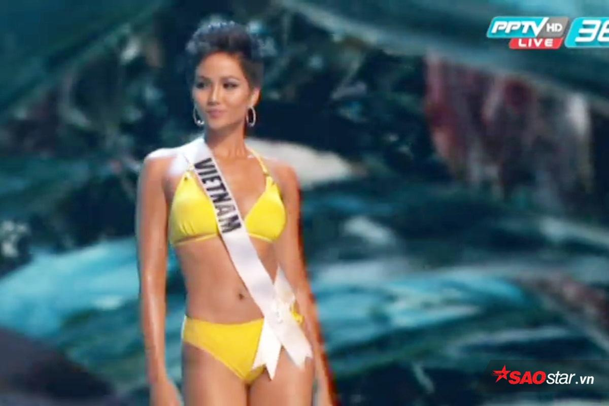 H'Hen Niê diện bikini vàng rực thi Miss Universe: Catwalk - Thần thái không thua một ai! Ảnh 3