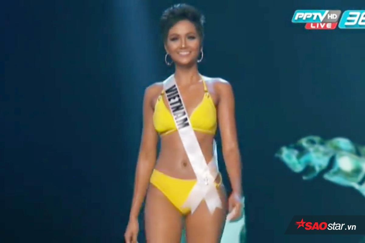 H'Hen Niê diện bikini vàng rực thi Miss Universe: Catwalk - Thần thái không thua một ai! Ảnh 2