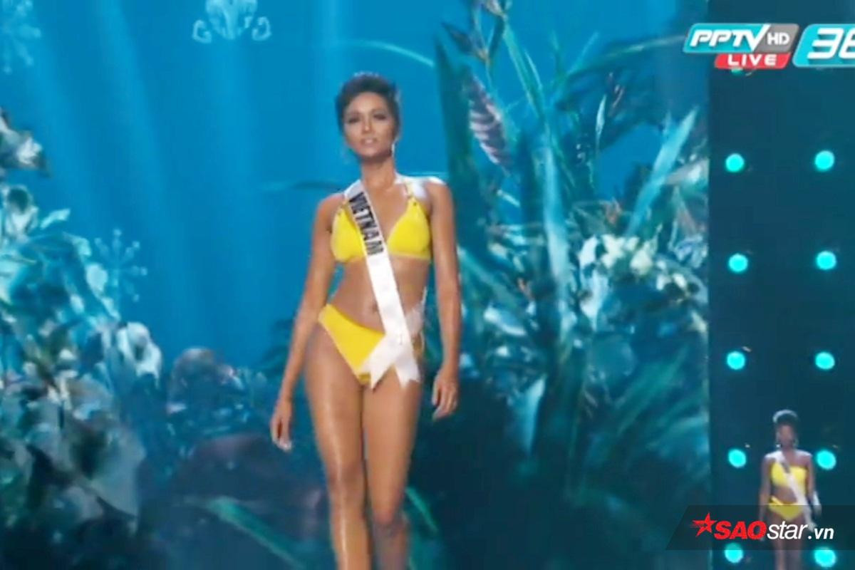 H'Hen Niê diện bikini vàng rực thi Miss Universe: Catwalk - Thần thái không thua một ai! Ảnh 1