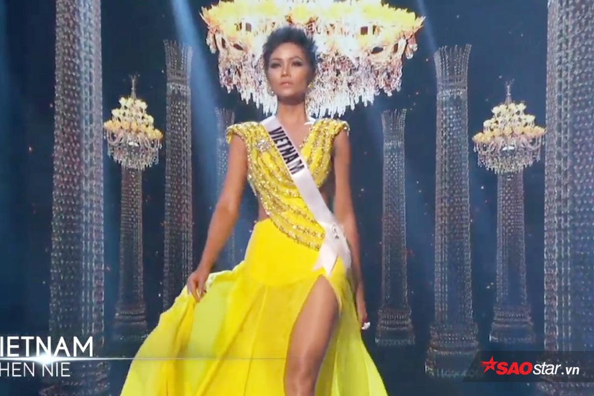 H'Hen Niê tung váy thi Trang phục dạ hội: Ngôi sao vàng Việt Nam 'chiếm trọn spotlight' Miss Universe Ảnh 7