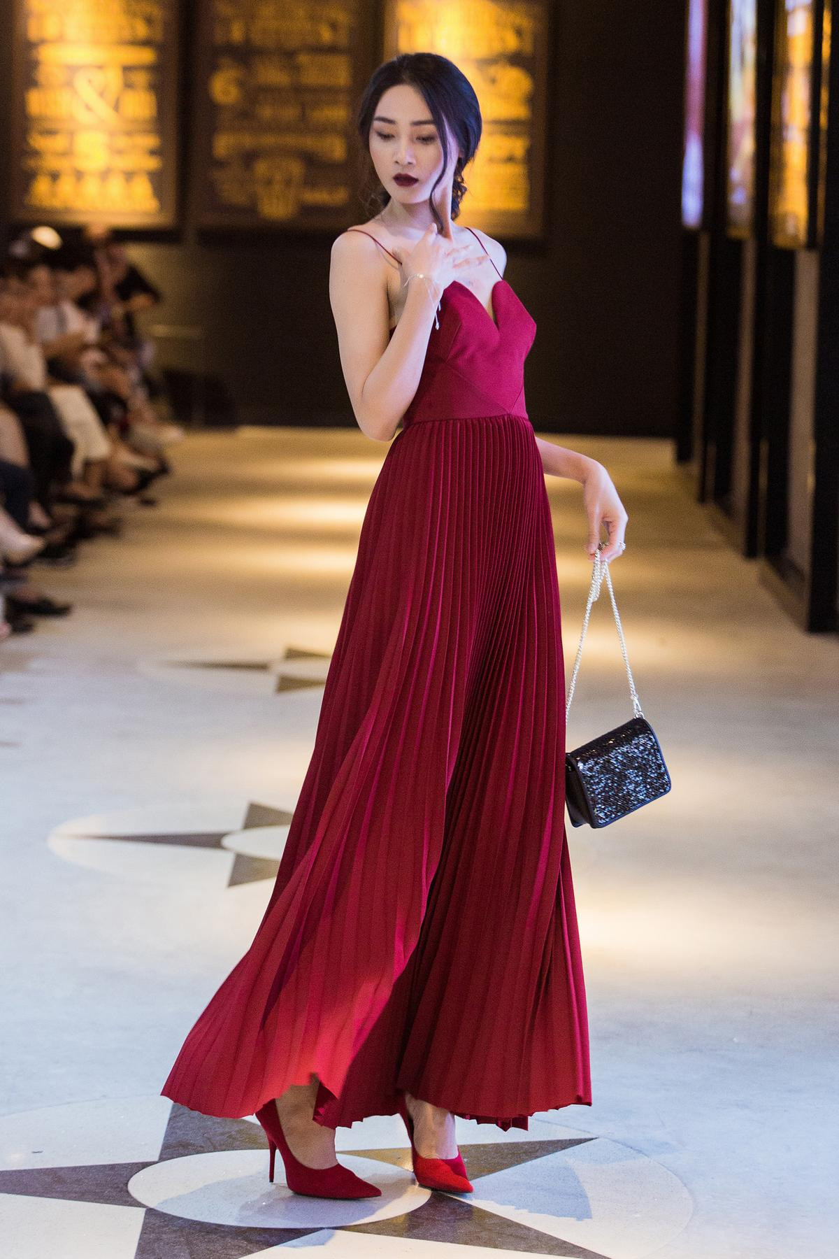 Ninh Dương Lan Ngọc làm vedette, quậy tưng cùng hội 'gái già' trên sàn catwalk Ảnh 14