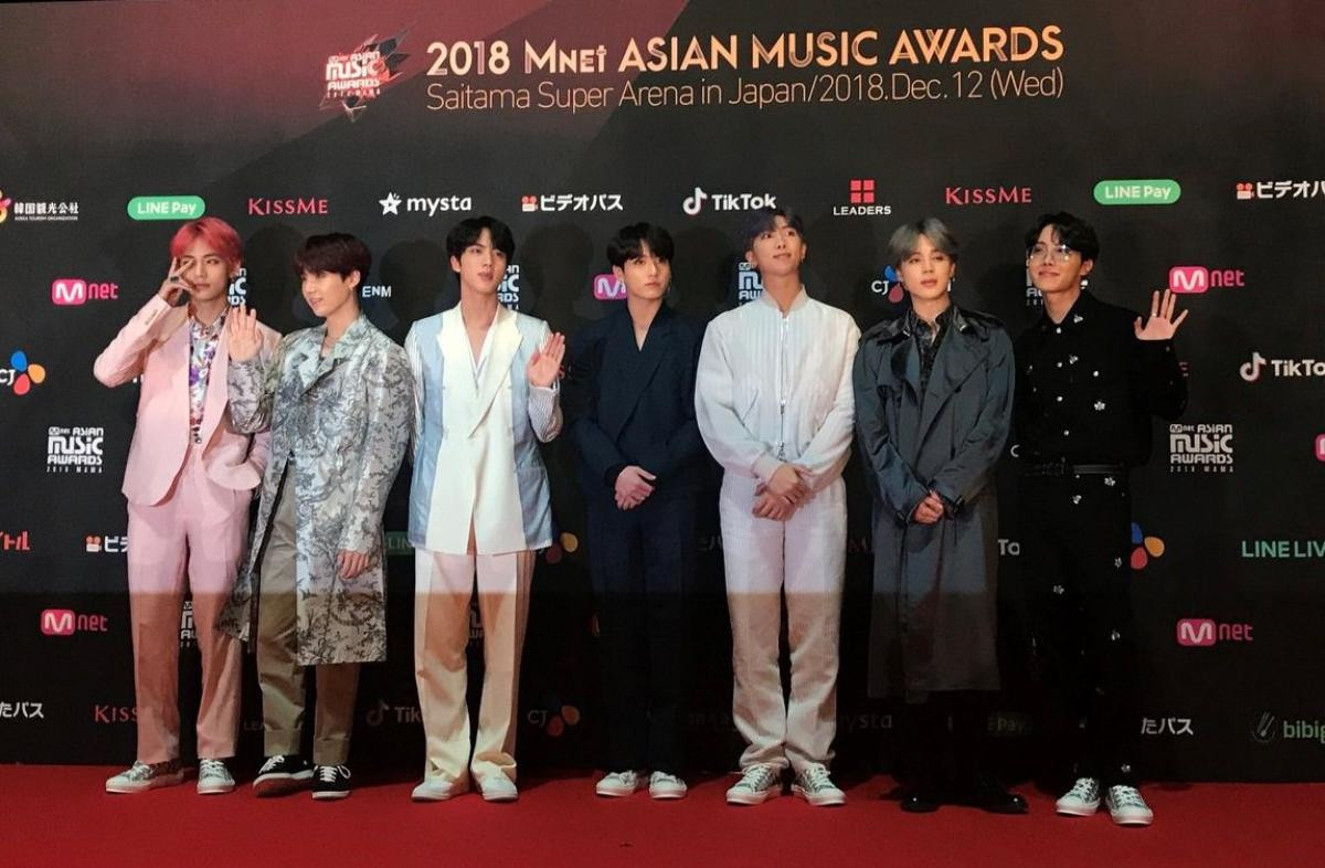 BTS đồng loạt diện nguyên bộ sưu tập của Dior càn quét thảm đỏ MAMA 2018 Ảnh 1