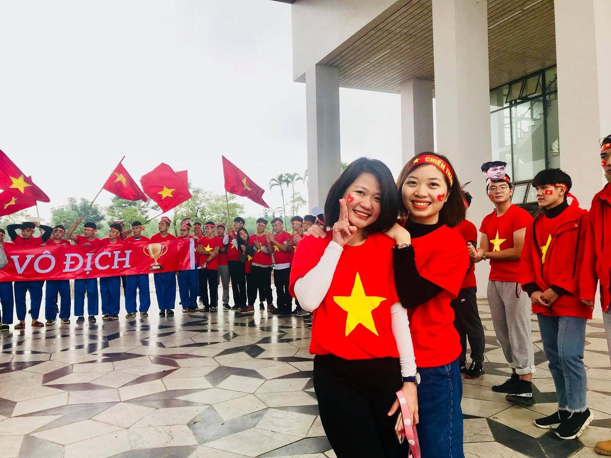 Giảng viên nước ngoài hát vang 'Đường đến ngày vinh quang', tin tưởng Việt Nam vô địch AFF Cup vì 'các bạn quá xứng đáng' Ảnh 8