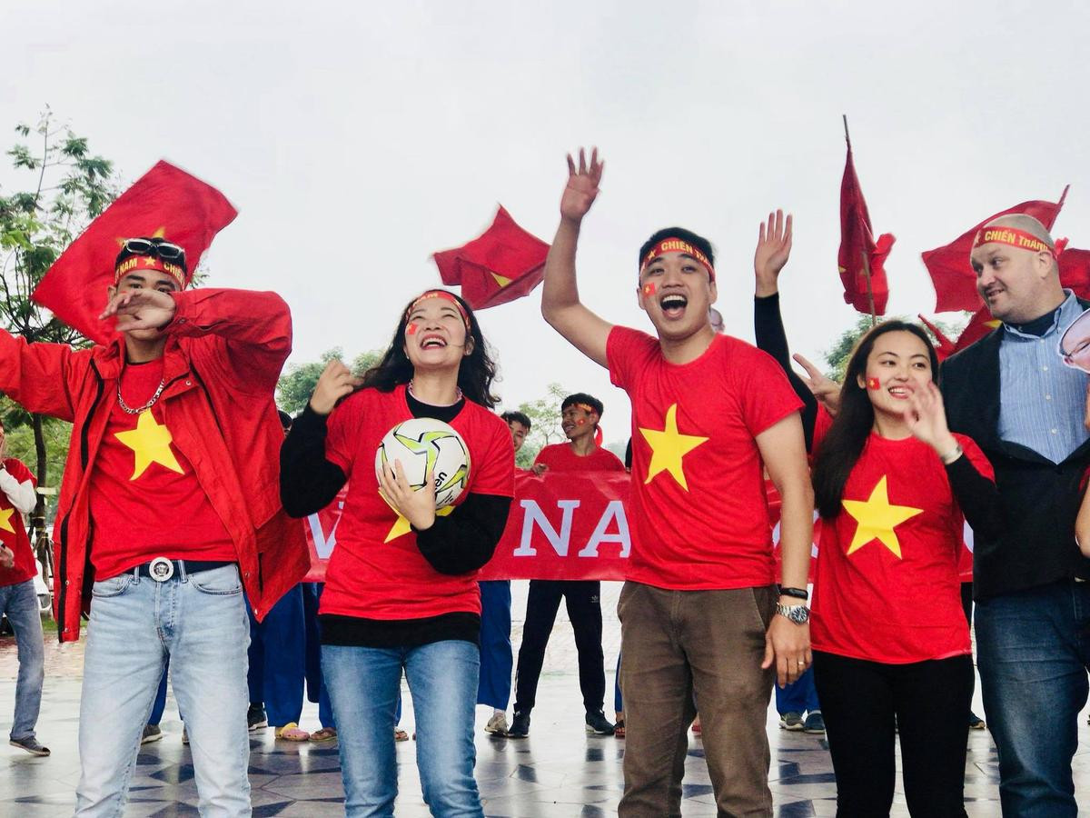 Giảng viên nước ngoài hát vang 'Đường đến ngày vinh quang', tin tưởng Việt Nam vô địch AFF Cup vì 'các bạn quá xứng đáng' Ảnh 6