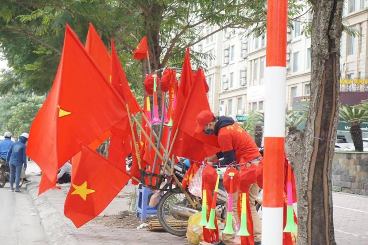 Cờ đỏ sao vàng 'nhuộm đỏ' đường phố Hà Nội, người hâm mộ nguyện cháy hết mình cùng đội tuyển Việt Nam Ảnh 3