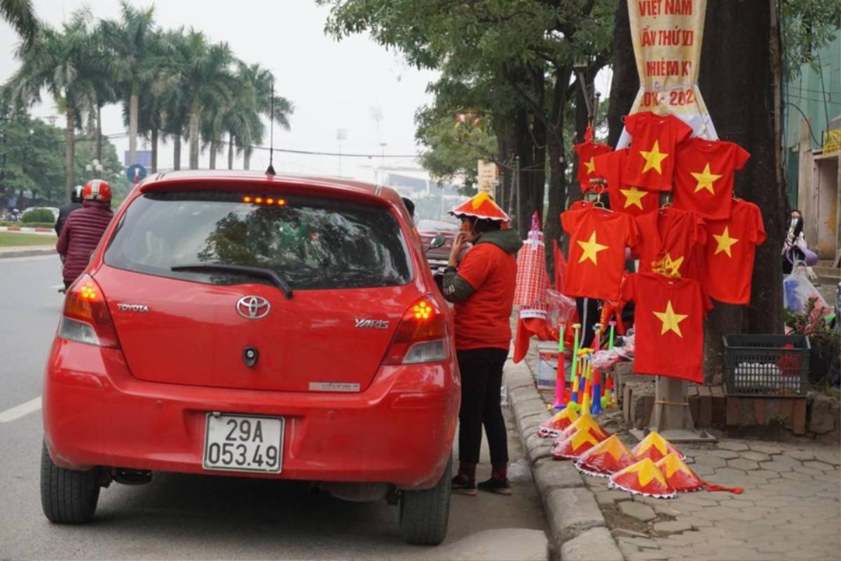 Cờ đỏ sao vàng 'nhuộm đỏ' đường phố Hà Nội, người hâm mộ nguyện cháy hết mình cùng đội tuyển Việt Nam Ảnh 6