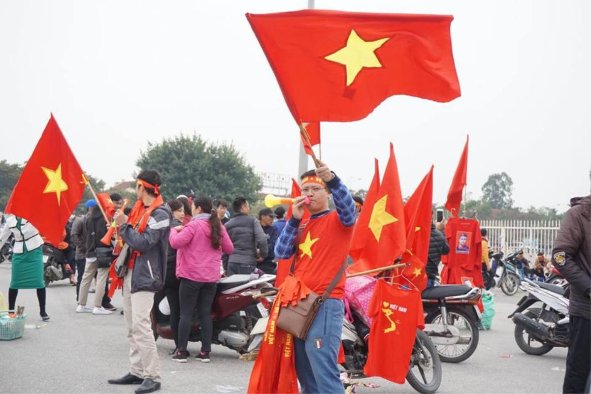 Cờ đỏ sao vàng 'nhuộm đỏ' đường phố Hà Nội, người hâm mộ nguyện cháy hết mình cùng đội tuyển Việt Nam Ảnh 7