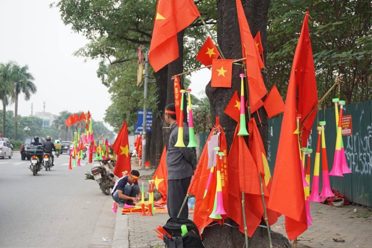 Cờ đỏ sao vàng 'nhuộm đỏ' đường phố Hà Nội, người hâm mộ nguyện cháy hết mình cùng đội tuyển Việt Nam Ảnh 1