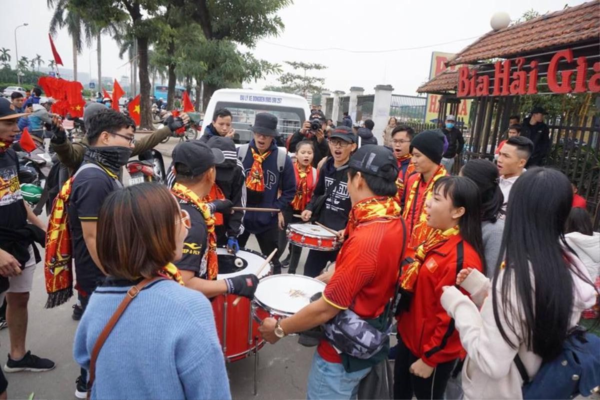 Cờ đỏ sao vàng 'nhuộm đỏ' đường phố Hà Nội, người hâm mộ nguyện cháy hết mình cùng đội tuyển Việt Nam Ảnh 15