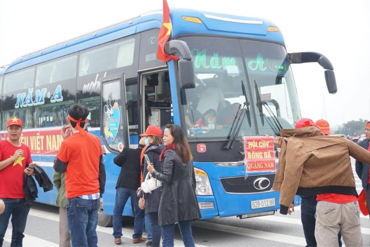 Cờ đỏ sao vàng 'nhuộm đỏ' đường phố Hà Nội, người hâm mộ nguyện cháy hết mình cùng đội tuyển Việt Nam Ảnh 10