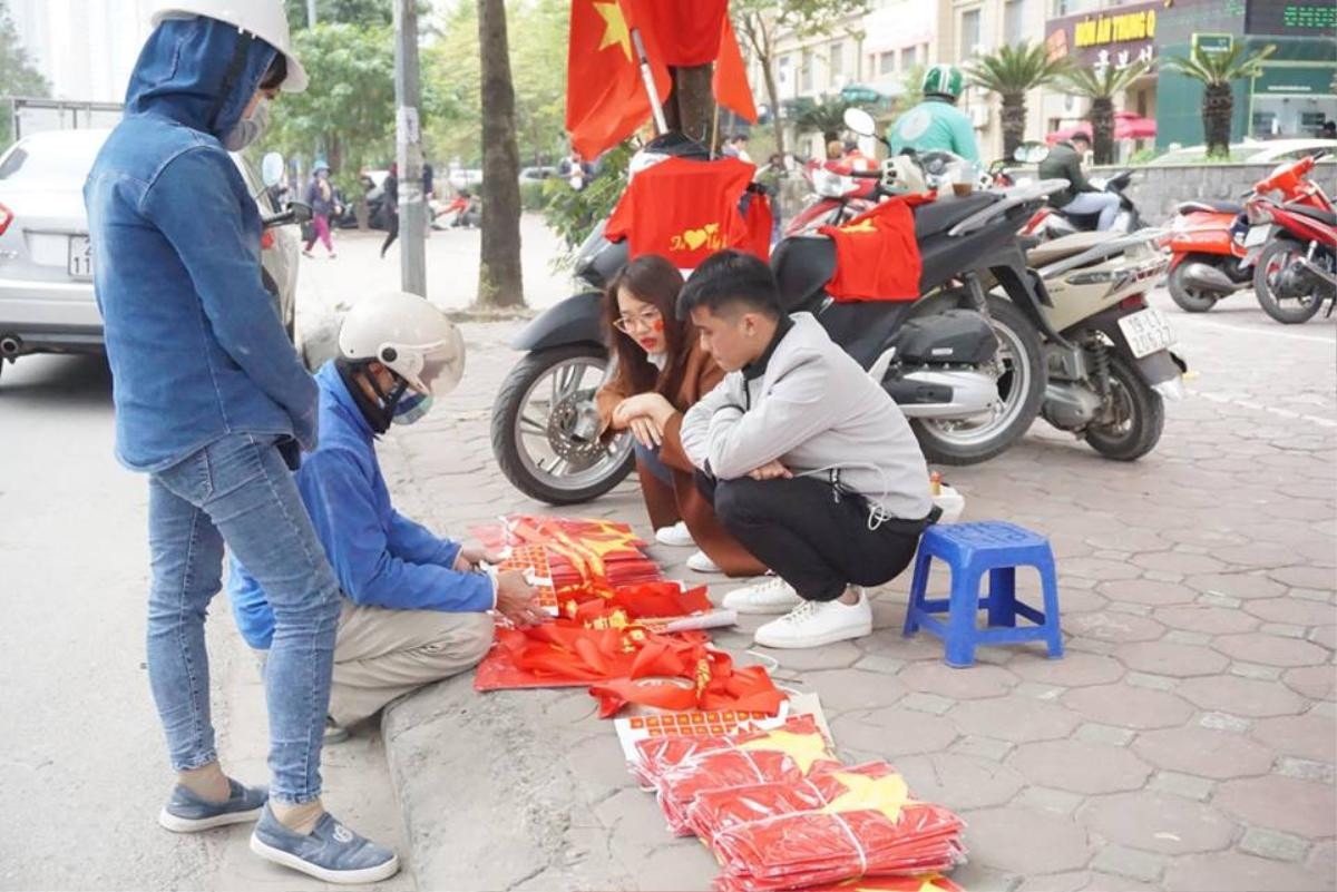 Cờ đỏ sao vàng 'nhuộm đỏ' đường phố Hà Nội, người hâm mộ nguyện cháy hết mình cùng đội tuyển Việt Nam Ảnh 4