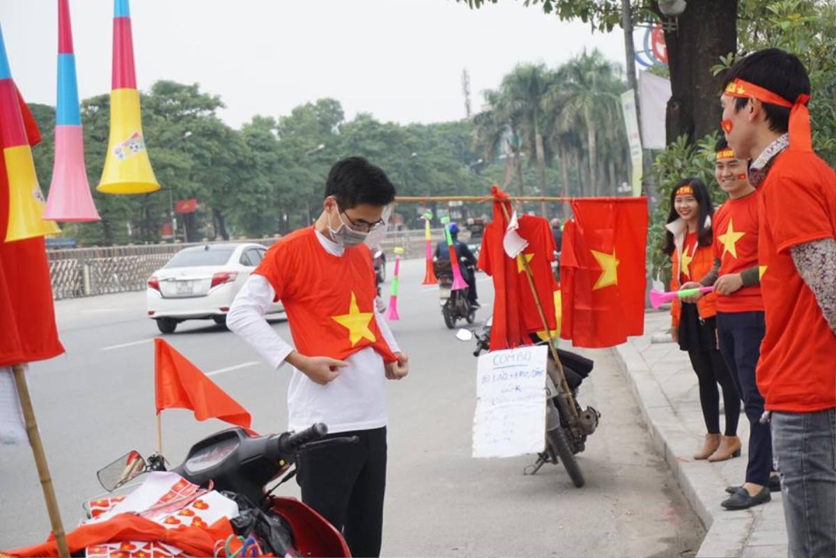 Cờ đỏ sao vàng 'nhuộm đỏ' đường phố Hà Nội, người hâm mộ nguyện cháy hết mình cùng đội tuyển Việt Nam Ảnh 5