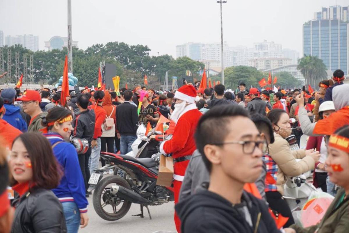 Mới đầu giờ chiều, hàng ngàn CĐV đổ về SVĐ Mỹ Đình chờ xem trận chung kết Việt Nam - Malaysia Ảnh 9