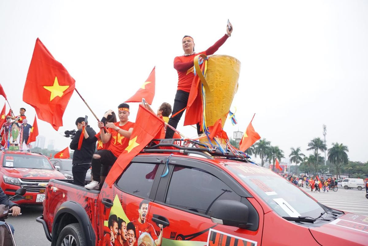 Ô tô, xe cày rủ nhau xuống phố diễu hành quanh Hà Nội cổ vũ đội nhà đá Chung kết AFF Cup Ảnh 9