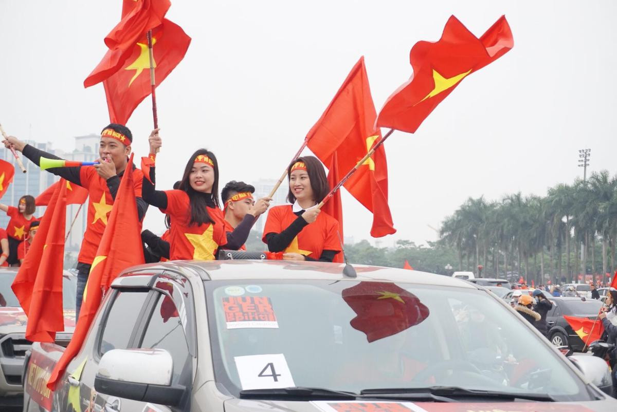 Ô tô, xe cày rủ nhau xuống phố diễu hành quanh Hà Nội cổ vũ đội nhà đá Chung kết AFF Cup Ảnh 8