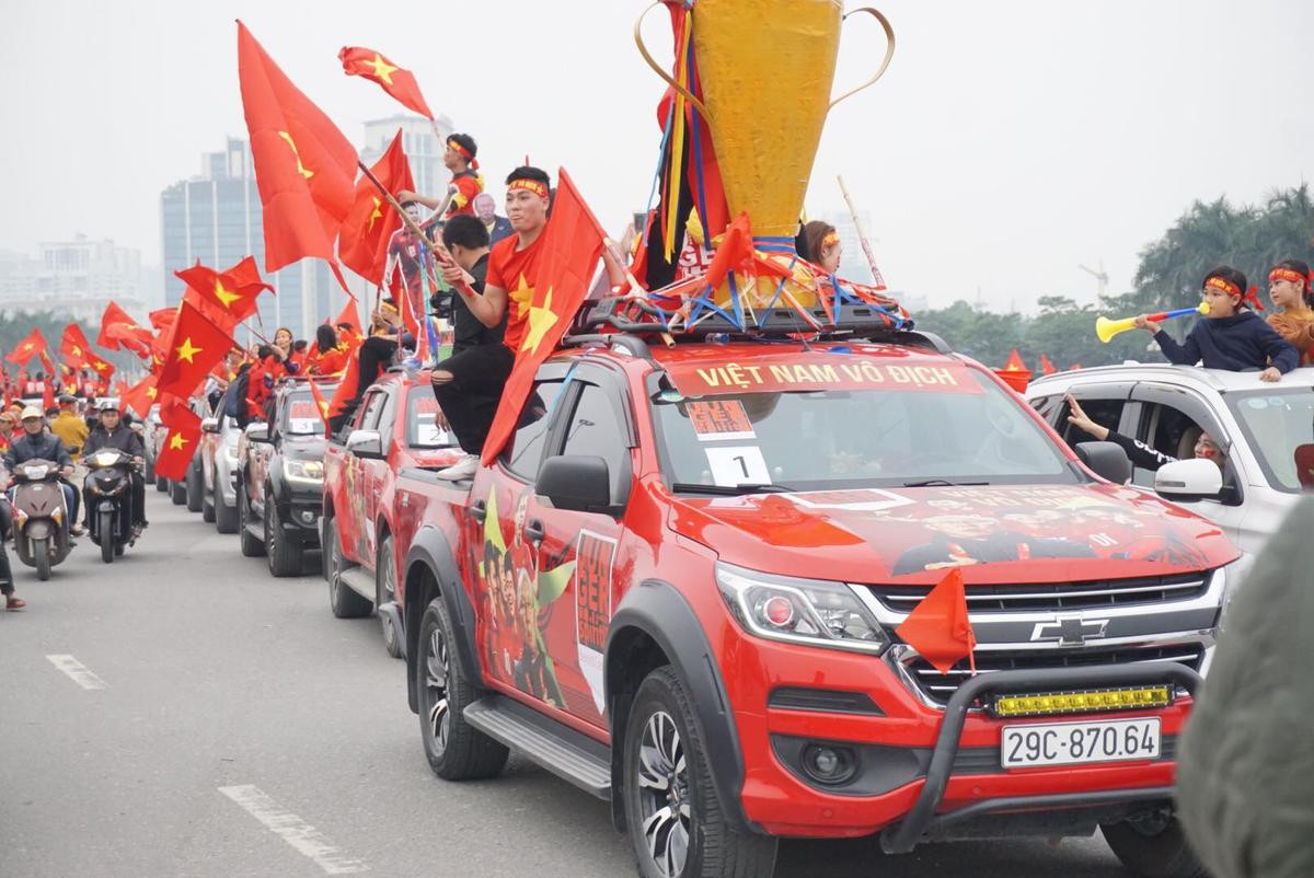 Ô tô, xe cày rủ nhau xuống phố diễu hành quanh Hà Nội cổ vũ đội nhà đá Chung kết AFF Cup Ảnh 7