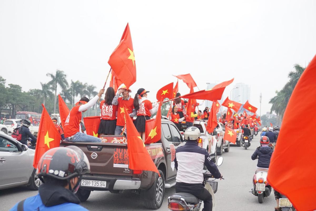 Ô tô, xe cày rủ nhau xuống phố diễu hành quanh Hà Nội cổ vũ đội nhà đá Chung kết AFF Cup Ảnh 5