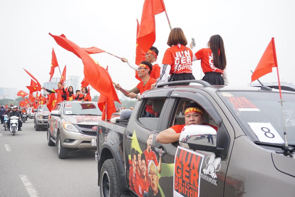 Ô tô, xe cày rủ nhau xuống phố diễu hành quanh Hà Nội cổ vũ đội nhà đá Chung kết AFF Cup Ảnh 4