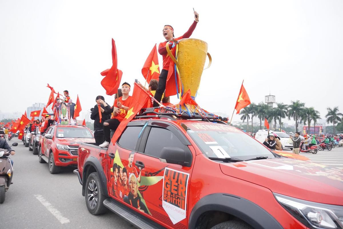 Ô tô, xe cày rủ nhau xuống phố diễu hành quanh Hà Nội cổ vũ đội nhà đá Chung kết AFF Cup Ảnh 3