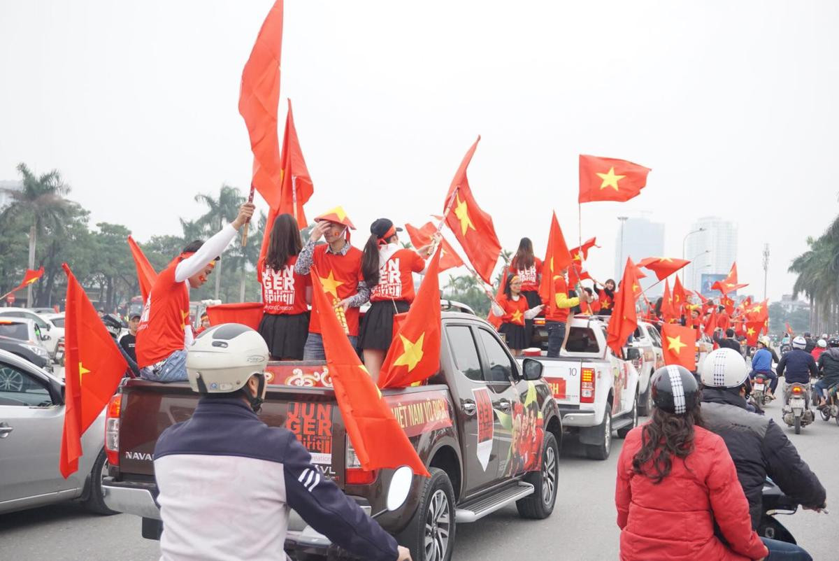 Ô tô, xe cày rủ nhau xuống phố diễu hành quanh Hà Nội cổ vũ đội nhà đá Chung kết AFF Cup Ảnh 2