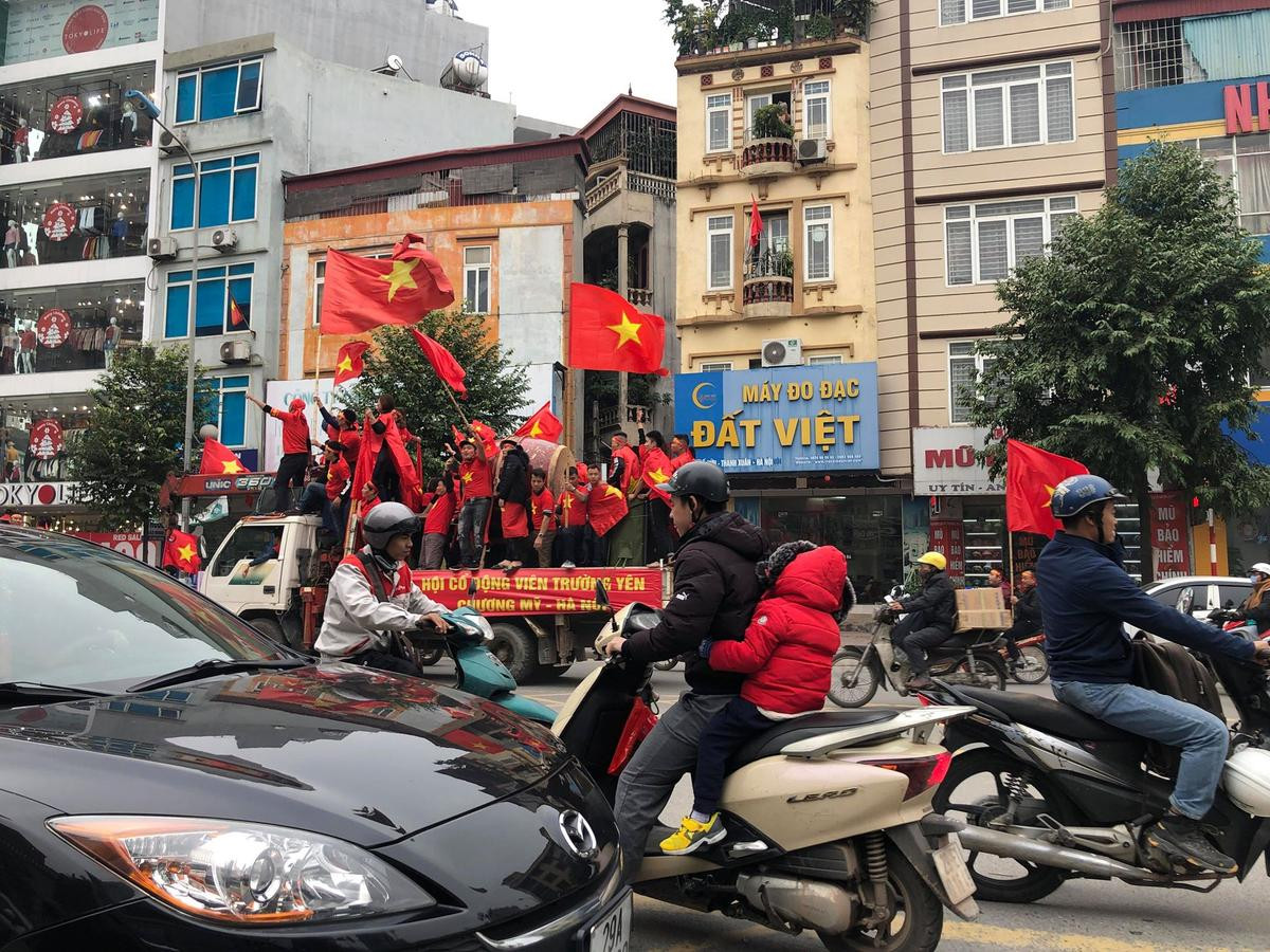 Ô tô, xe cày rủ nhau xuống phố diễu hành quanh Hà Nội cổ vũ đội nhà đá Chung kết AFF Cup Ảnh 10