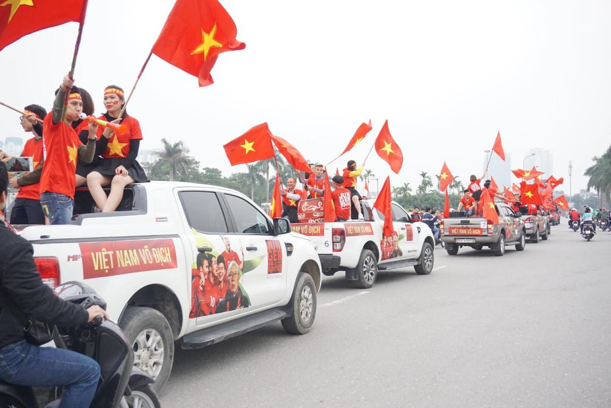 Ô tô, xe cày rủ nhau xuống phố diễu hành quanh Hà Nội cổ vũ đội nhà đá Chung kết AFF Cup Ảnh 1