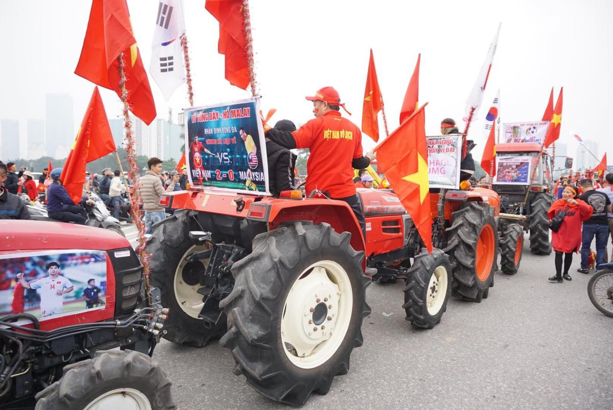 Ô tô, xe cày rủ nhau xuống phố diễu hành quanh Hà Nội cổ vũ đội nhà đá Chung kết AFF Cup Ảnh 14