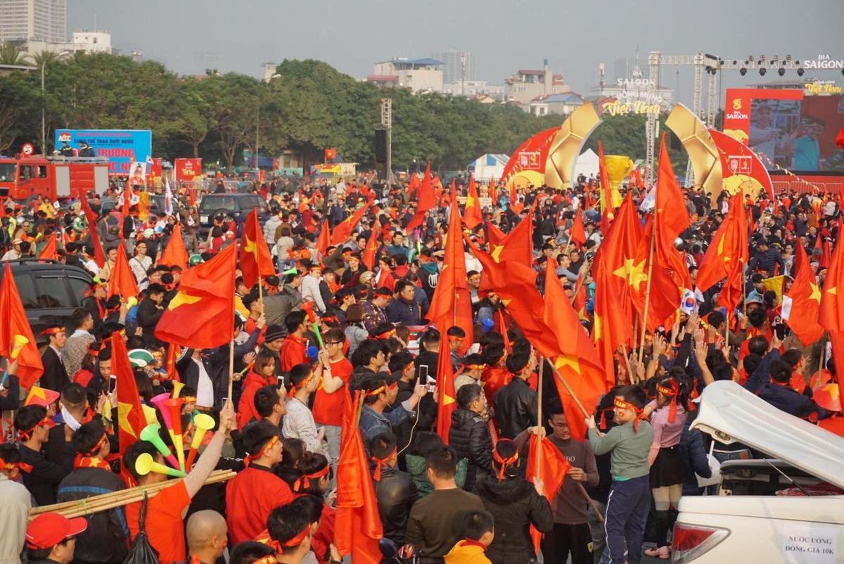 SVĐ Mỹ Đình lâm vào cảnh quá tải sát giờ đá Chung kết AFF Cup, CĐV mang cả cần cẩu đến trợ giúp Ảnh 12