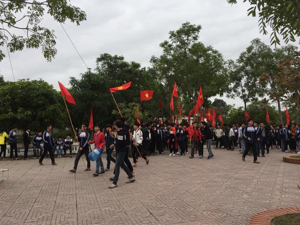 Chưa đến giờ diễn ra trận đấu nhưng hàng loạt học sinh đã 'bão' ngay tại sân trường để cổ vũ đội tuyển VN Ảnh 2