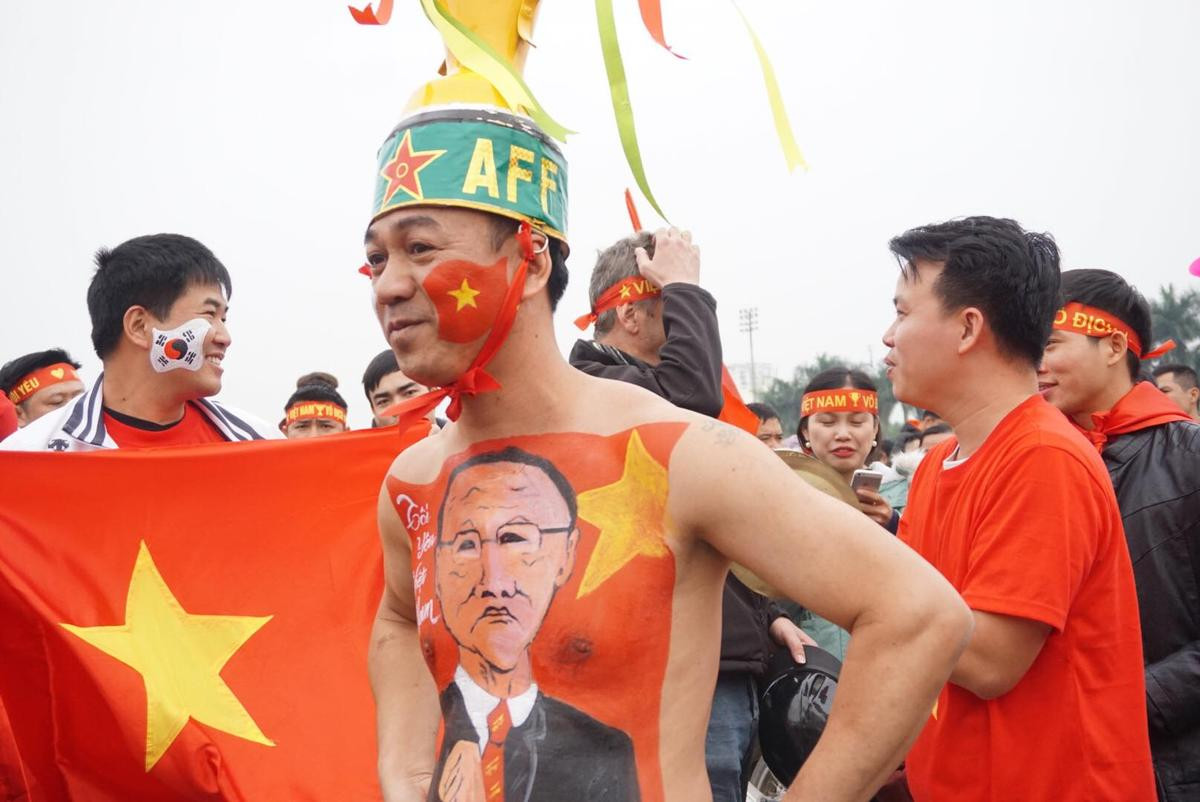 Sát giờ đá Chung kết AFF Cup, CĐV ‘bá đạo’ ăn mặc kỳ dị hút mọi ánh nhìn tại SVĐ Mỹ Đình Ảnh 9