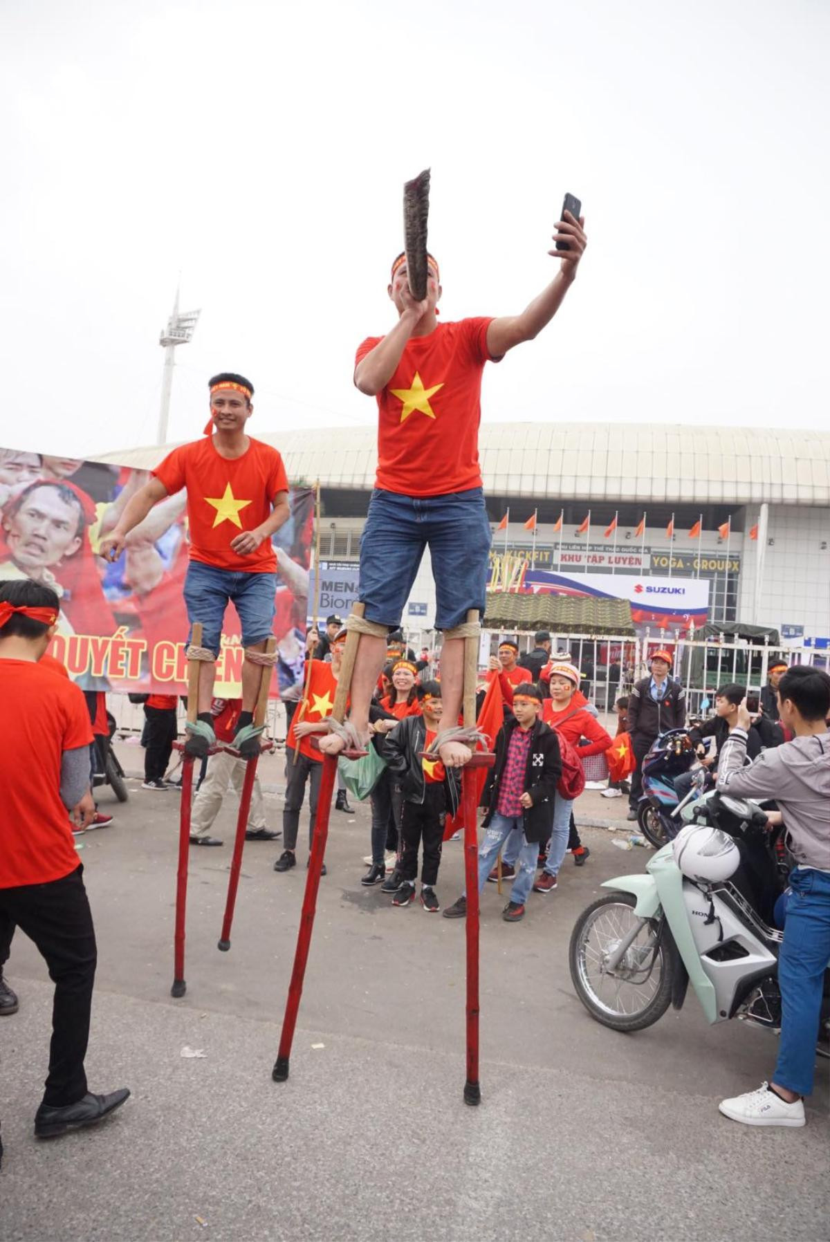 Sát giờ đá Chung kết AFF Cup, CĐV ‘bá đạo’ ăn mặc kỳ dị hút mọi ánh nhìn tại SVĐ Mỹ Đình Ảnh 13